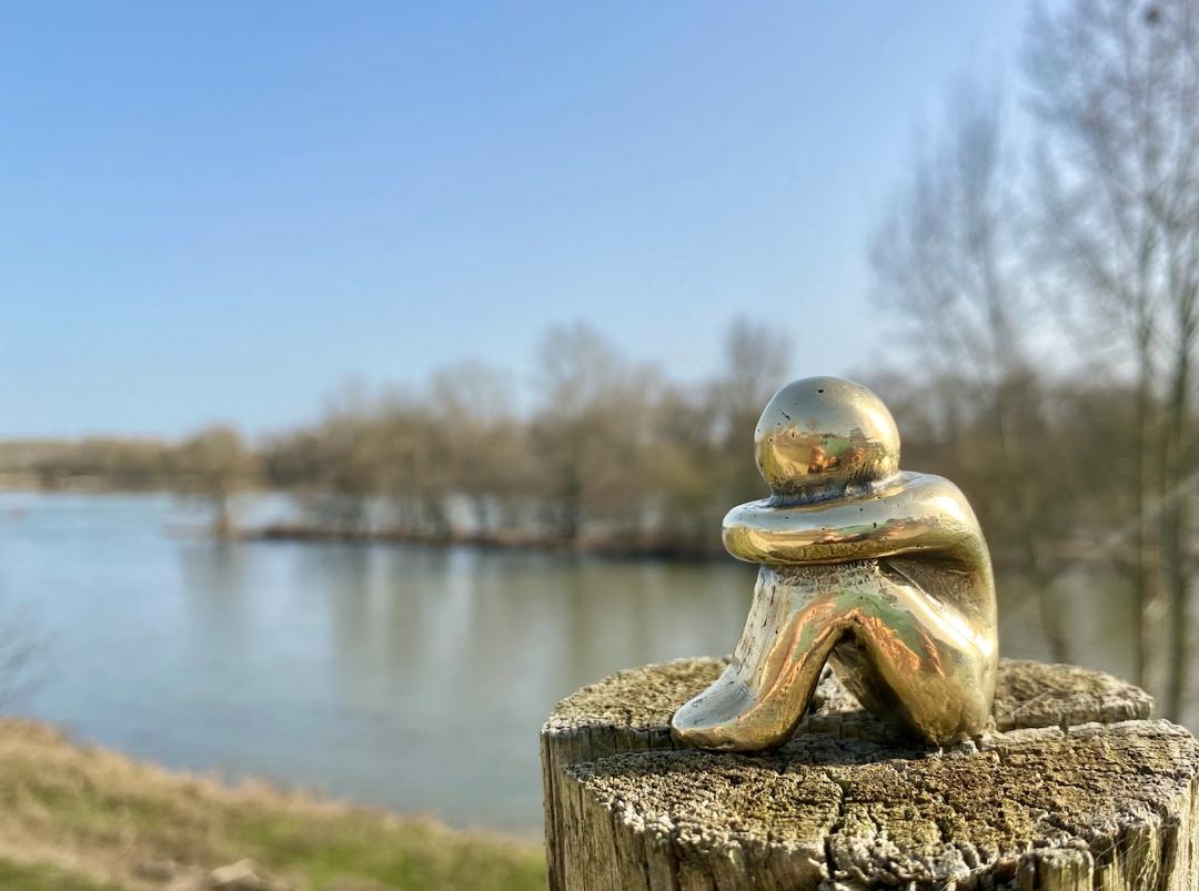 Petit Penseur en laiton massif, sur les bords de Loire à Orléans, créatrice Rosa Coupé