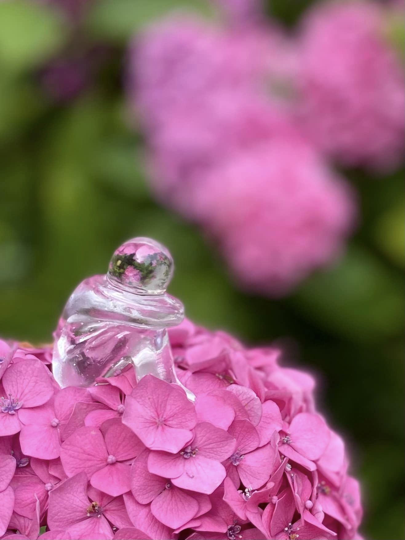 Petit Penseur en résine sur un hortensia, créatrice Rosa Coupé