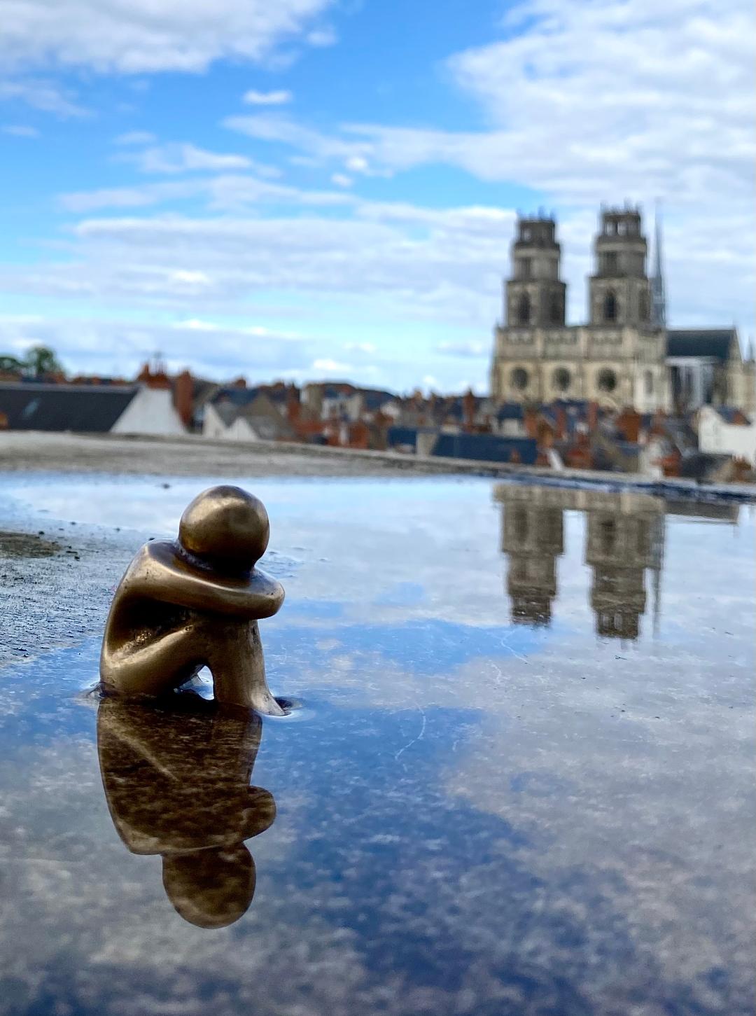 Petit Penseur sur le toit terrasse des Galeries Lafayette à Orléans, sur fond de cathédrale, créatrice Rosa Coupé