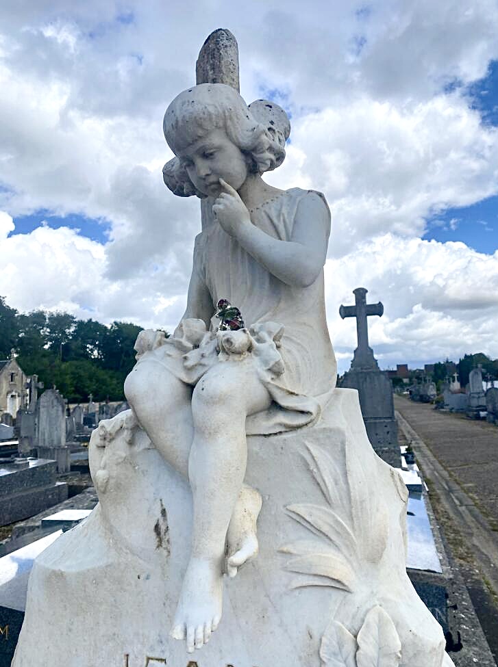 Petit Penseur en résine garni de roses véritables, créatrice Rosa Coupé. Photo d'Hervé Coupé. 